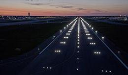 夜晚，LED灯照亮了哥伦布市的新跑道 