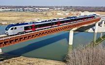 TEXRail列车在服务中穿越新三一河大桥
