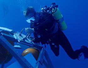 雅各布斯工程师潜水员在水下戴上装备