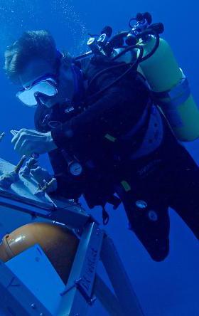 雅各布斯工程师潜水员在水下装备