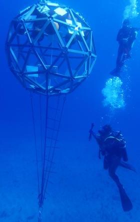 雅各布斯潜水员在近海安装了一个测地线球 