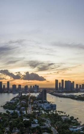 迈阿密的日落，从威尼斯群岛鸟瞰