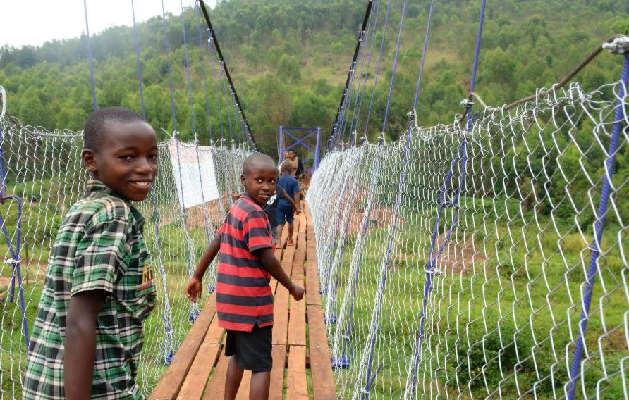 卢旺达，孩子们正在过桥