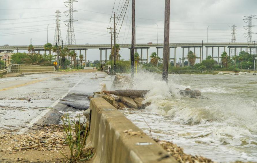 飓风哈维期间，洪水淹没了德克萨斯州休斯顿郊外加尔维斯顿湾附近的一条道路