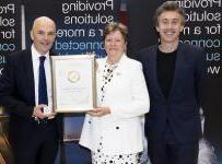 唐纳德·莫里森获得了布朗男爵夫人和达拉斯·坎贝尔颁发的STEM名誉大使奖
