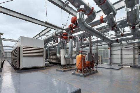 莫纳什大学生物医学学习和教学大楼顶部的中央热电厂，采用了用于冷却和加热的电动热泵 