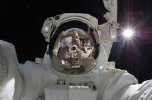 国际空间站宇航员拿着专为太空设计的雅各布斯高清相机