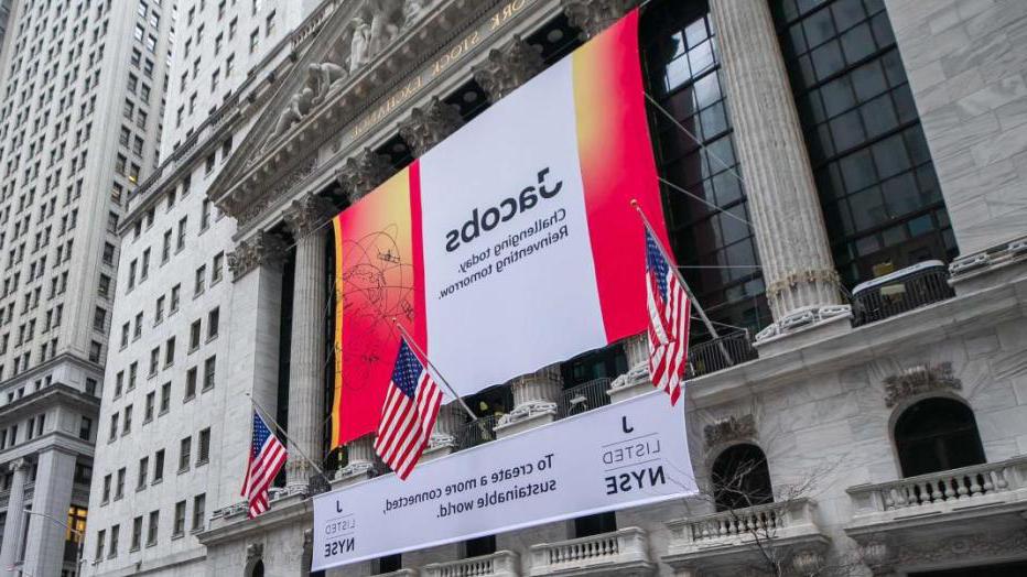 雅各布斯的横幅挂在纽约证券交易所的前面