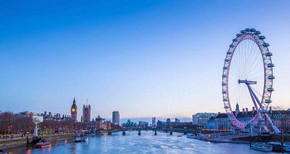 泰晤士河上的伦敦眼和议会大厦