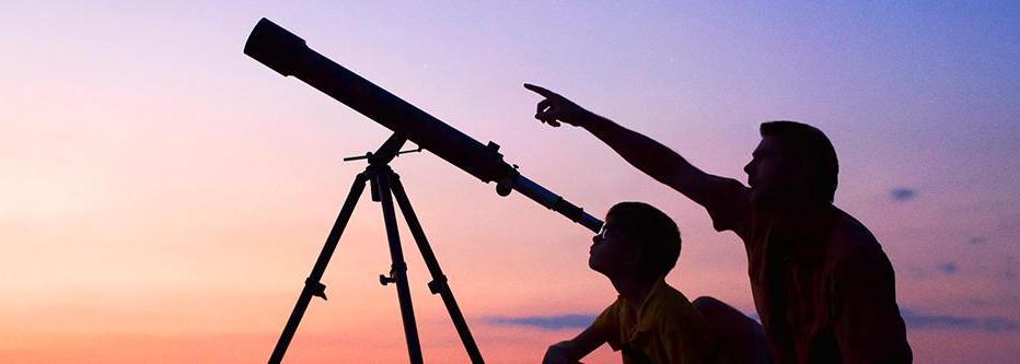 黄昏时分，父子俩通过望远镜看东西