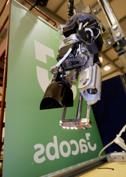 正规博彩十大网站排名 robot in front of green 正规博彩十大网站排名 banner